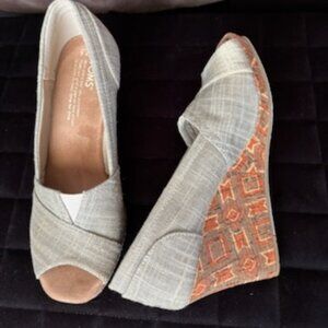 Toms Wedge Slip on Peep Toe Heels with patterned wedge. Brown fabric. Size 7.5